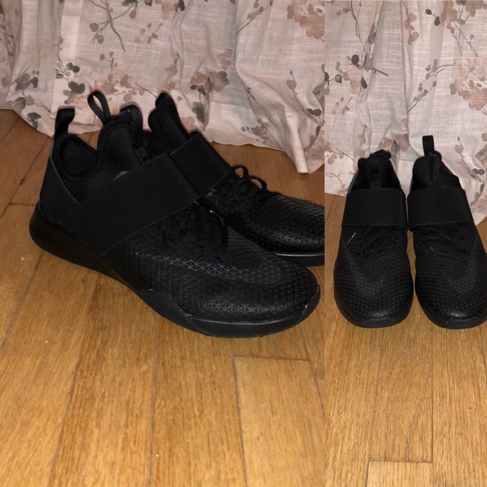 NIKE ALL BLACK SNEAKERS